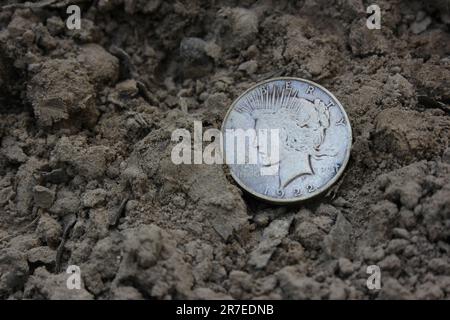 $1922 Silver Peace Dollar su terra in sterrato. Anteriore Foto Stock