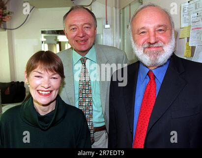 Foto del file datata 21/11/99 di (da sinistra a destra) Glenda Jackson, Ken Livingstone e Frank Dobson, al BBC Television Centre Wood Lane, Londra. La doppia attrice vincitrice di Oscar e l'ex deputato laburista è morto a 87 anni 'dopo una breve malattia' nella sua casa a Blackheath, nel sud-est di Londra, ha detto il suo agente. Foto Stock