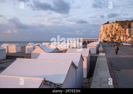 Mers-les-Bains (Francia settentrionale): Capanne sulla spiaggia e scogliere di gesso Foto Stock