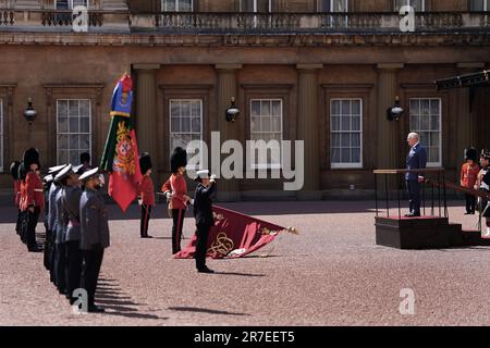 Re Carlo III, si trova su un dais mentre prende un saluto reale sul piazzale di Buckingham Palace a Londra, durante una visita del presidente del Portogallo, Marcelo Rebelo de Sousa, nel Regno Unito per celebrare il 650th° anniversario dell'Alleanza anglo-portoghese. Data immagine: Giovedì 15 giugno 2023. Foto Stock