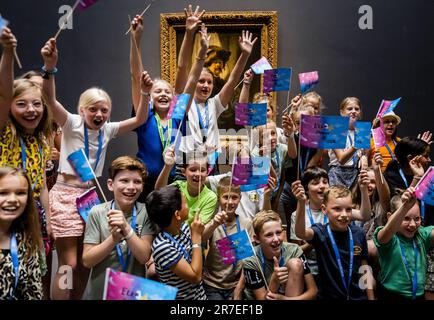 Amsterdam, Paesi Bassi. 15th giugno, 2023. AMSTERDAM - Bambini dei gruppi 7 e 8 durante la presentazione del portatore standard di Rembrandt al Rijksmuseum. Dopo un tour di un anno nei Paesi Bassi, il dipinto si appende al Rijksmuseum di Amsterdam. Nel 2021 lo Stato olandese ha stanziato 150 milioni di euro per l'acquisto di De Vaandeldrager. ANP SEM VAN DER WAL netherlands OUT - belgium OUT Credit: ANP/Alamy Live News Foto Stock