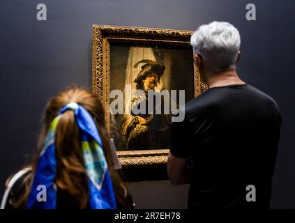 Amsterdam, Paesi Bassi. 15th giugno, 2023. AMSTERDAM - la gente guarda il portatore standard di Rembrandt nel Rijksmuseum. Dopo un tour di un anno nei Paesi Bassi, il dipinto si appende al Rijksmuseum di Amsterdam. Nel 2021 lo Stato olandese ha stanziato 150 milioni di euro per l'acquisto di De Vaandeldrager. ANP SEM VAN DER WAL netherlands OUT - belgium OUT Credit: ANP/Alamy Live News Foto Stock