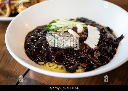 Delizioso Jajangmyeon, jjajangmyeon, spaghetti di salsa fritti, piatto di spaghetti cinese in stile coreano sormontato da una spessa salsa di pasta di fagioli neri nella Corea del Sud. Foto Stock