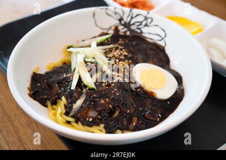 Delizioso Jajangmyeon, jjajangmyeon, spaghetti di salsa fritti, piatto di spaghetti cinese in stile coreano sormontato da una spessa salsa di pasta di fagioli neri nella Corea del Sud. Foto Stock