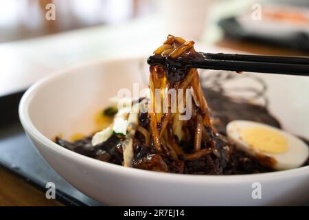 Delizioso Jajangmyeon, jjajangmyeon, spaghetti di salsa fritti, piatto di spaghetti cinese in stile coreano sormontato da una spessa salsa di pasta di fagioli neri nella Corea del Sud. Foto Stock