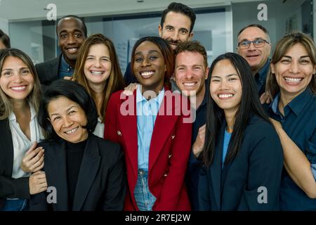 Gruppo di allegri colleghi diversi in ufficio Foto Stock