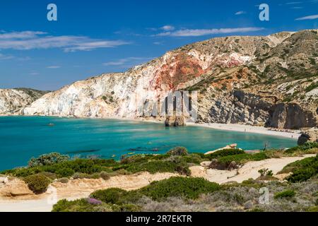 Firiplaka vanta scogliere vulcaniche mozzafiato adornate da vivaci sfumature di giallo, rosa e bianco, creando una tela sullo sfondo. Foto Stock