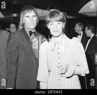 Foto del file datata 16/11/72 di Glenda Jackson e suo marito, Roy Hodges, arrivati per la prima di 'The Triple Echo' all'Universal, Piccadilly Circus, nel centro di Londra. La doppia attrice vincitrice di Oscar e l'ex deputato laburista è morto a 87 anni 'dopo una breve malattia' nella sua casa a Blackheath, nel sud-est di Londra, ha detto il suo agente. Foto Stock