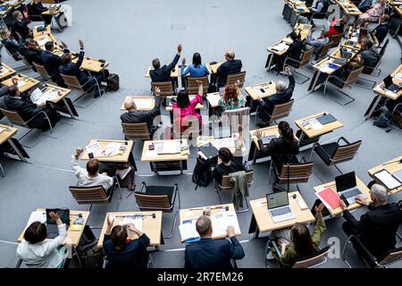 Berlino, Germania. 15th giugno, 2023. I deputati votano nella sessione plenaria della Camera dei rappresentanti di Berlino. Credit: Fabian Sommer/dpa/Alamy Live News Foto Stock