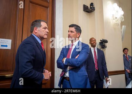 Washington, Stati Uniti d'America. 14th giugno, 2023. Rappresentante degli Stati Uniti Mark Green, MD (Repubblicano del Tennessee), presidente, US House Committee on Homeland Security, a sinistra, chat con Ciad Wolf, ex segretario in carica, Stati Uniti Dipartimento della sicurezza interna, prima di un Comitato della Camera sulla sicurezza interna, destra, udienza 'Open Borders CLOSED Case: Secretary Mayorkas dereliction of Duty on the Border Crisis' nel Cannon House Office Building a Washington, DC, Mercoledì, 14 giugno 2023. Credit: Rod Lammey/CNP/Sipa USA Credit: Sipa USA/Alamy Live News Foto Stock