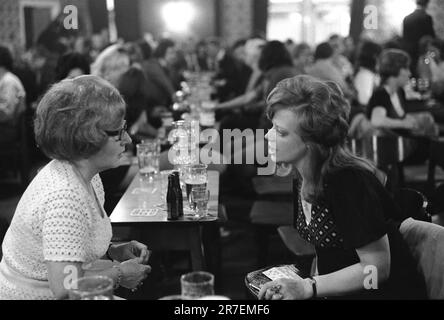 Due donne di mezza età che hanno una buona chiacchierata, sabato sera a Byker e St Peters Working Men's Club, Newcastle upon Tyne, Tyne and Wear, Inghilterra settentrionale circa 1973. 1970S REGNO UNITO HOMER SYKES Foto Stock