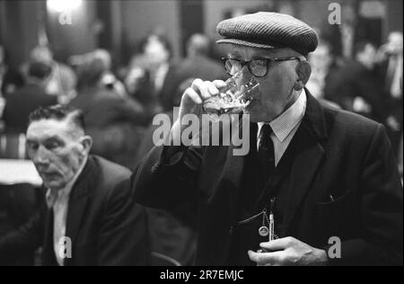 Sabato sera al Byker and St Peters Working Men's Club, Newcastle upon Tyne, Tyne and Wear, Inghilterra settentrionale, circa 1973. 1970S REGNO UNITO HOMER SYKES Foto Stock