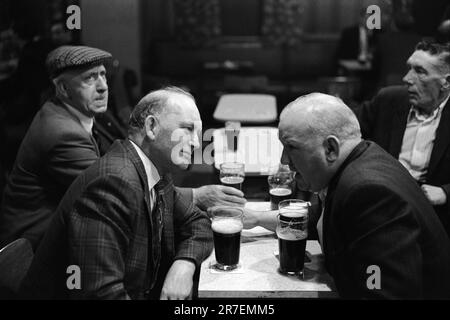 Pinte di birra. Sabato sera al Byker and St Peters Working Men's Club, Newcastle upon Tyne, Tyne and Wear, Inghilterra settentrionale, 1973 circa. 1970S UK HOMER SYKES Foto Stock