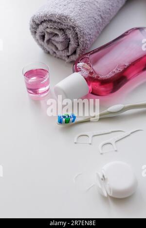 Collutorio e altri prodotti per l'igiene orale su fondo bianco Foto Stock