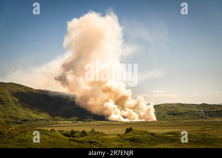 Un'immagine HDR estiva di stoppia bruciata in un campo durante un periodo molto caldo e asciutto di tempo in Morar del Sud, Scozia. 5th giugno 2023 Foto Stock