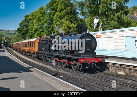 65894 J27 loco a Grosmont sulla 1640 per Pickering Foto Stock