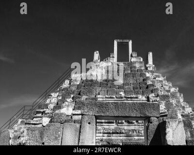 Cima di un'antica piramide di pietra della Cambogia, rovine medievali contro un chiaro cielo del sud-est asiatico. Foto Stock