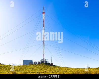 Constantiaberg Telecommunications Tower in cima alla montagna a Città del Capo, Sud Africa Foto Stock