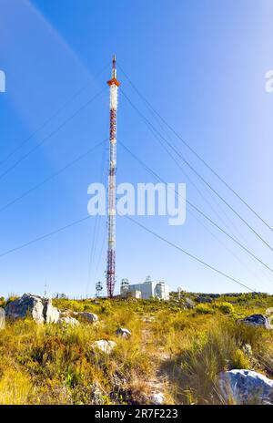 Constantiaberg Telecommunications Tower in cima alla montagna a Città del Capo, Sud Africa Foto Stock