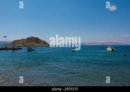 La costa adriatica della Croazia nel villaggio di Sveti Juraj nella contea di Lika-Senj. Tarda primavera Foto Stock