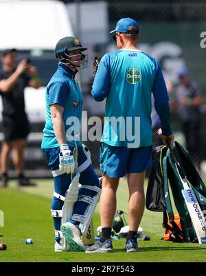 Steve Smith (a sinistra) dell'Australia parla al capo allenatore Andrew McDonald durante una sessione di reti a Edgbaston, Birmingham. La serie maschile di Ashes tra Inghilterra e Australia inizia venerdì 16 giugno a Edgbaston. Data immagine: Giovedì 15 giugno 2023. Foto Stock