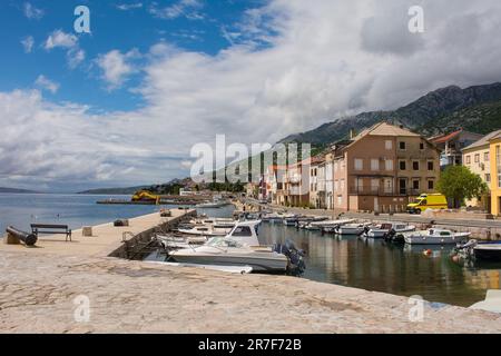 Il villaggio di Karlobag nella contea di Lika-Senj sulla costa adriatica della Croazia, tarda primavera Foto Stock