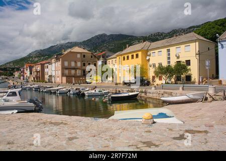 Il villaggio di Karlobag nella contea di Lika-Senj sulla costa adriatica della Croazia, tarda primavera Foto Stock