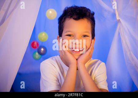 Ritratto di carino dolce piccolo ragazzo denti anteriori senza denti speranza per l'amore dei genitori in sala giochi Foto Stock