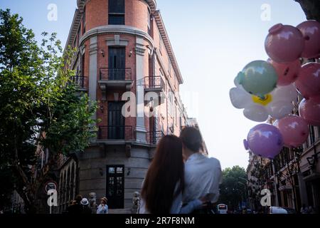 (230615) -- WUHAN, 15 giugno 2023 (Xinhua) -- i turisti scattano foto davanti alla Casa di Bagong, un edificio storico centenario, nella zona storica di Hankou di Wuhan, provincia di Hubei della Cina centrale, 6 giugno 2023. Con una superficie di 6,02 chilometri quadrati, l'area storica di Hankou, nel cuore della città vecchia di Wuhan, vanta un'abbondanza di eredità storiche e culturali. Negli ultimi anni, Wuhan City ha intrapreso molti progetti di rinnovamento urbano per rivitalizzare gli edifici obsoleti di questa zona. L'area storica ha visto cambiamenti significativi attraverso questi sforzi. (Xinhua/Wu Zhizun) Foto Stock