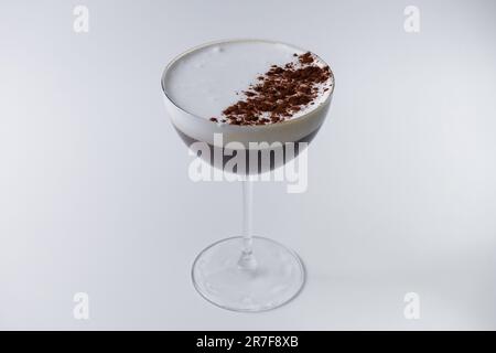cocktail espresso martini in vetro su sfondo bianco Foto Stock
