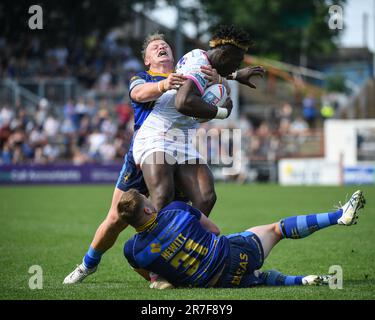 Wakefield, Inghilterra - 11th giugno 2023 - Eddie Battye di Wakefield Trinity e Sam Hewitt Tackle Justin Sangare (17) di Leeds Rhinos. . Rugby League Betfred Super League , Wakefield Trinity vs Leeds Rhinos al Be Well Support Stadium, Wakefield, Regno Unito Foto Stock