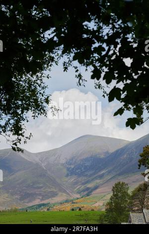 Skiddaw montagna, Lake District, Cumbria, Inghilterra, come visto da Keswick e lago Derwent acqua. Foto Stock