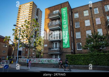 Londra, Regno Unito. 14th giugno, 2023. Un grande banner verde è raffigurato appeso da un blocco di alloggi in occasione della passeggiata silenziosa di Grenfell intorno a West Kensington da parte di membri della comunità di Grenfell. L'evento è stato organizzato per celebrare il sesto anniversario dell'incendio della Grenfell Tower il 14 giugno 2017, per cui sono morte 72 persone e oltre 70 sono state ferite. L'inchiesta sulla Torre di Grenfell ha concluso nel novembre 2022 che tutte le morti nell'incendio erano evitabili, ma non sono ancora state portate a termine azioni penali. Credit: Notizie dal vivo di Mark Kerrison/Alamy Foto Stock