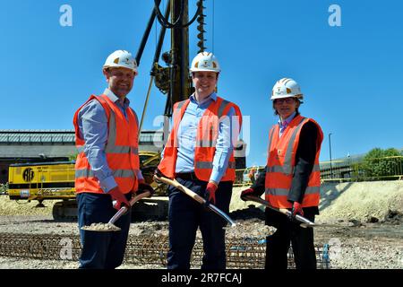 Darlington, Regno Unito. 15 giu 2023. Oggi, sono stati in corso lavori per trasformare Darlington Station per migliorare i collegamenti di trasporto locali e nazionali della regione. Il governo ha recentemente confermato un impegno di 93m milioni di sterline per la ristrutturazione della stazione. Il regime è inoltre sostenuto da 33m milioni di sterline provenienti dalla Tees Valley Combined Authority. Questo porta l'investimento totale per il progetto a quasi £140m fino ad oggi. All'evento hanno partecipato il sindaco di Tee Valley ben Houchen (centro), il leader del Consiglio di Darlington Borough, Cllr Stephen Harker (destra) e il leader del progetto Willmott Dixon, Mark Wolverson (sinistra). Credit: Teesside Snapper/Alamy Live News Foto Stock