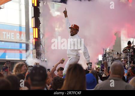 New York, New York: 15 giugno 2023, Chance The Rapper on the Today Show. 15 giugno 2023, New York, USA: Chance The Rapper si è esibito oggi in occasione del Today Show qui al Rockefeller Plaza. È rapper, cantante, cantautore e attore di Chicago, Illinois. È cresciuto fino alla fama con i suoi mixtape, ''10 Day'' e ''Acid Rap'' rispettivamente nel 2012 e nel 2013. Ha vinto tre Grammy Awards nel 2017 per il suo album ''Coloring Book, '' che è stato il primo album in streaming a vincere un Grammy. Ha cantato le sue altre canzoni popolari come Cocoa Butter Kisses e No Problem. (Credit Image: © Jorge Estrellado/TheNEWS2 via ZU Foto Stock