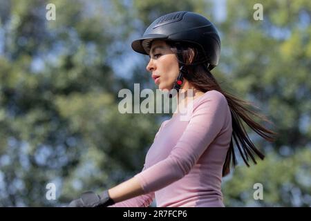 Primo piano del volto di una donna che corre con il suo cavallo all'aperto Foto Stock