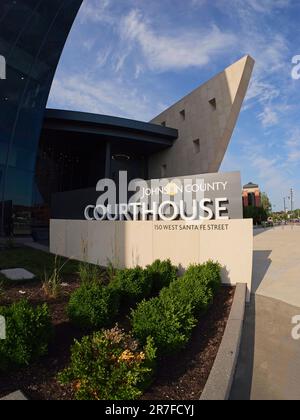 Olathe, Kansas - 13 giugno 2023: Vista fisheye della contea di Johnson, KS Courthouse Foto Stock