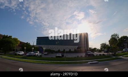 Olathe, Kansas - 13 giugno 2023: Vista fisheye della contea di Johnson, KS Courthouse Foto Stock