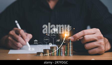 Risparmio, risparmio, pianificazione e strategia, mercato azionario, crescita aziendale, concetto di progresso o di successo. L'uomo d'affari o il commerciante sta mostrando un ho virtuale crescente Foto Stock