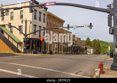 Millersburg, Ohio, USA - Maggio 16. 2023:siti visti nel centro del centro storico di Millersburg. Foto Stock