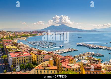 Napoli, Italia. Agosto 31, 2021. Vista sul Golfo di Napoli dalla collina di Posillipo con il Vesuvio sullo sfondo. Foto Stock