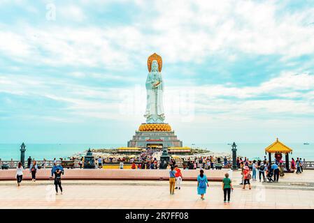 Sanya, Isola di Hainan, Cina - 26 novembre 2018: Statua della dea Guanyin sul territorio del Parco della Cultura Buddista di Nanshan Foto Stock