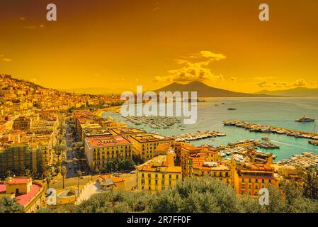 Napoli, Italia. Vista sul Golfo di Napoli dalla collina di Posillipo con il Vesuvio sullo sfondo. Agosto 31, 2021. Foto Stock