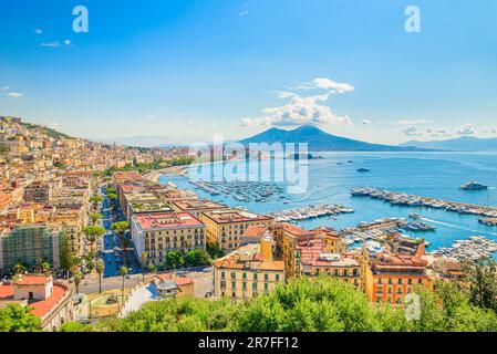 Napoli, Italia. Agosto 31, 2021. Vista sul Golfo di Napoli dalla collina di Posillipo con il Vesuvio sullo sfondo. Foto Stock