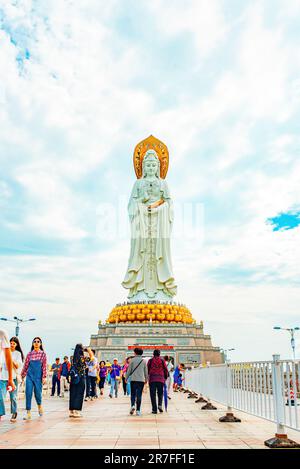 Sanya, Isola di Hainan, Cina - 26 novembre 2018: Statua della dea Guanyin sul territorio del Parco della Cultura Buddista di Nanshan Foto Stock