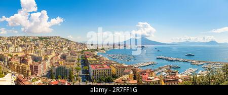 Napoli, Italia. Agosto 31, 2021. Vista sul Golfo di Napoli dalla collina di Posillipo con il Vesuvio sullo sfondo. Foto Stock