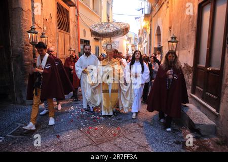 Pagani, Italia. 11th giugno, 2023. Processione per le strade del Centro storico di sacerdoti, suore, fedeli e religiose, nella solennità del Corpus Domini del 11 giugno 2023. La solennità del corpo Santo e del sangue di Cristo o, prima della riforma liturgica del 1969, Festum SS.mi Corporis Christi, comunemente noto con l'espressione latina Corpus Christi, è una delle principali solennità dell'anno liturgico della Chiesa cattolica. (Foto di Pasquale Senatore/Pacific Press/Sipa USA) Credit: Sipa USA/Alamy Live News Foto Stock