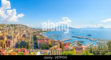 Napoli, Italia. Agosto 31, 2021. Vista sul Golfo di Napoli dalla collina di Posillipo con il Vesuvio sullo sfondo. Foto Stock