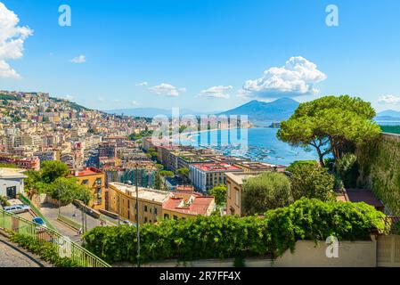 Napoli, Italia. Agosto 31, 2021. Vista sul Golfo di Napoli dalla collina di Posillipo con il Vesuvio sullo sfondo. Foto Stock