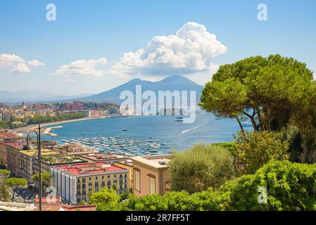 Napoli, Italia. Agosto 31, 2021. Vista sul Golfo di Napoli dalla collina di Posillipo con il Vesuvio sullo sfondo. Foto Stock